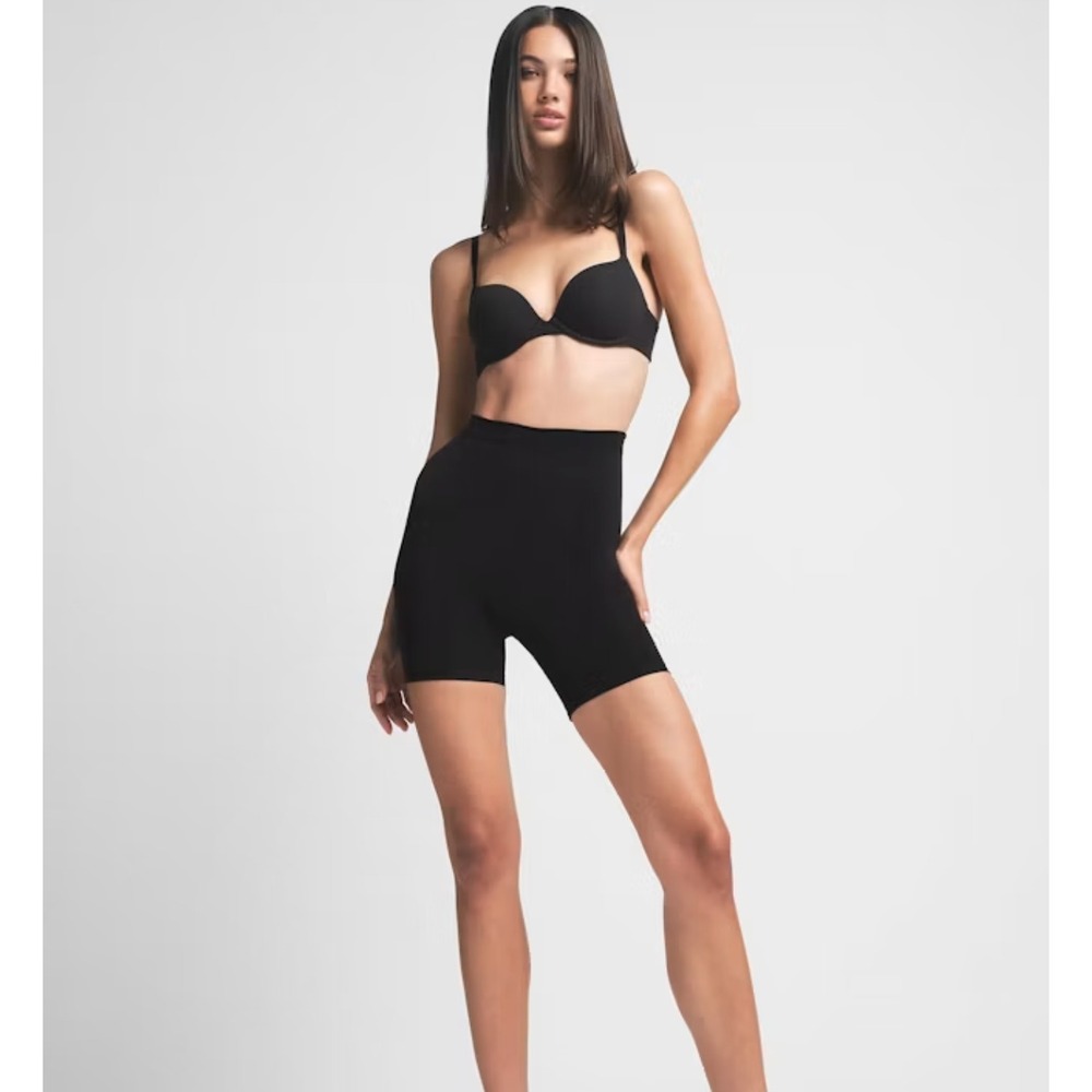 SKIMS NWOT Sculpting Short Mid Thigh Onyx Black Shapewear Onyx - S/M